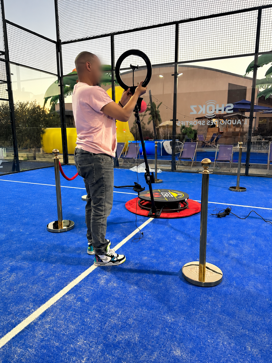 Installation du Video Booth 360° MOUVENA sur un terrain de sport